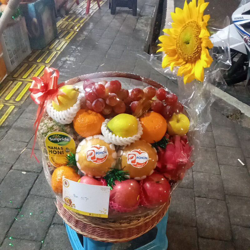 

parcel buah with sunflower#parcelbunga#parcelbuahsehat#parceljakarta#parcelbuah#bunga#ulangtahun#lamaran#parcelmurah#parceljabotabbek#