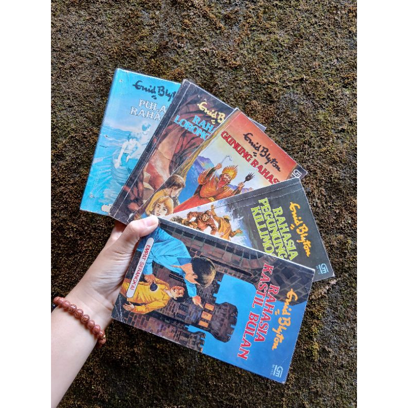 PAKET ENID BLYTON EMPAT SERANGKAI:PULAU RAHASIA,RAHASIA LORONG SPIGGY,GUNUNG RAHASIA,PEGUNUNGAN KILL