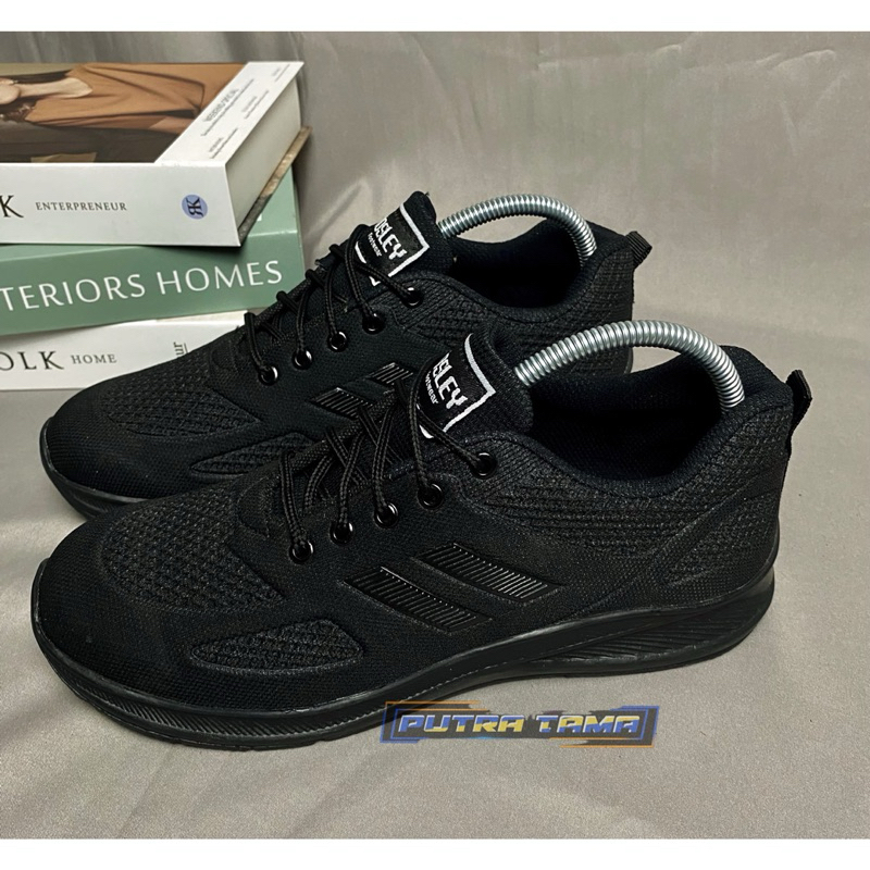 sepatu sneakers full black wanita pria