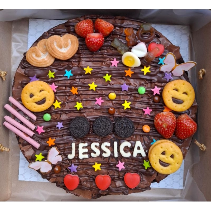 

Brownies cake bahan premium ukuran 20x20 dan 25x25cm bisa reguest tema,