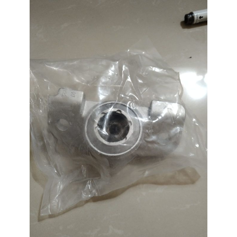 Tapak support shock belakang kanan Chevrolet Spin