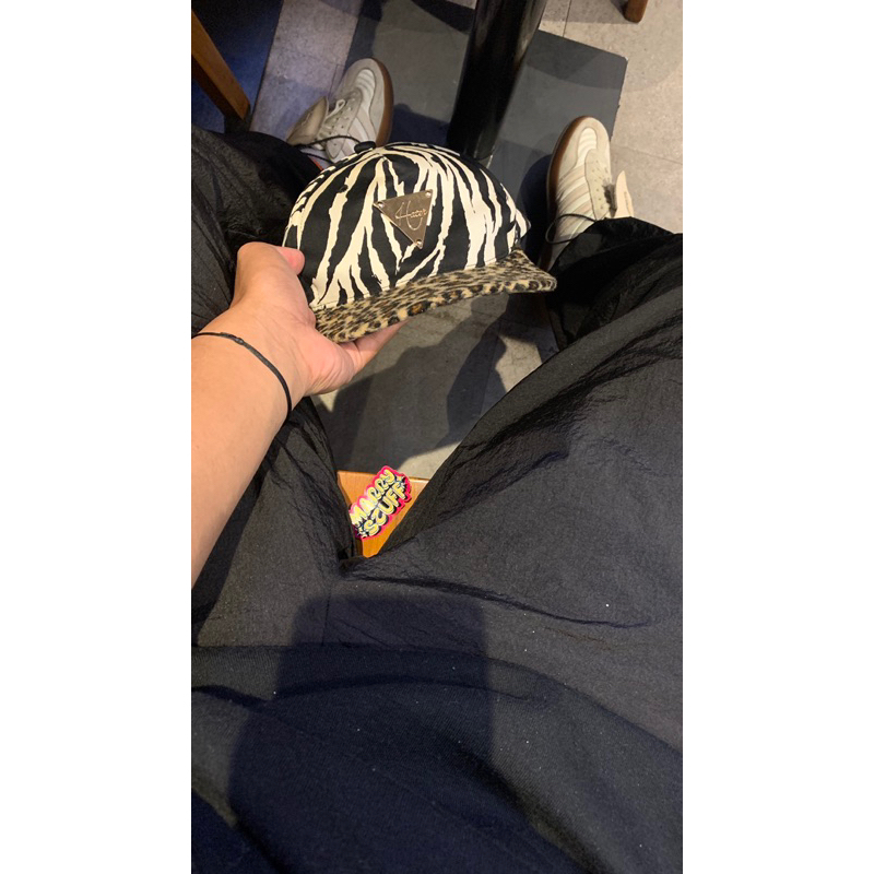 TOPI SNAPBACK MOTIF LEOPARD SETELAN