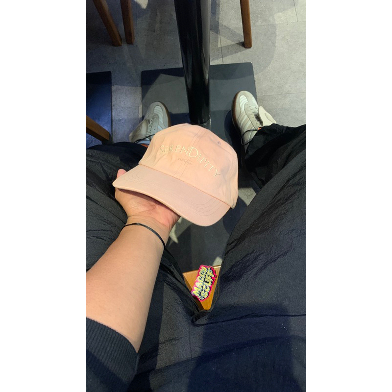 TOPI SERENDIPTY VERUTUM SETELAN