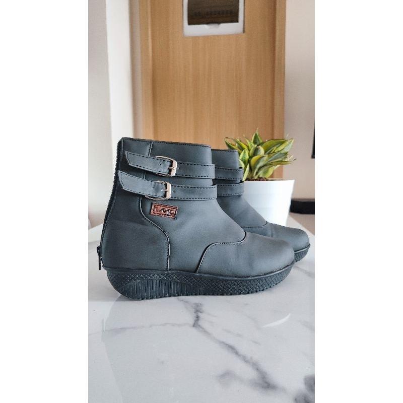 Sepatu Boot Hitam Wanita Kulit Sintetis Ukuran 40 Preloved VVGC