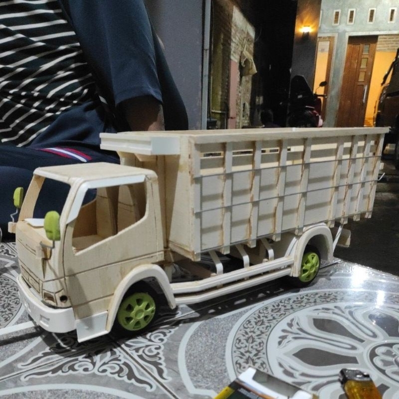 Miniatur Truk Oleng stil Herex skala 14 ban spon