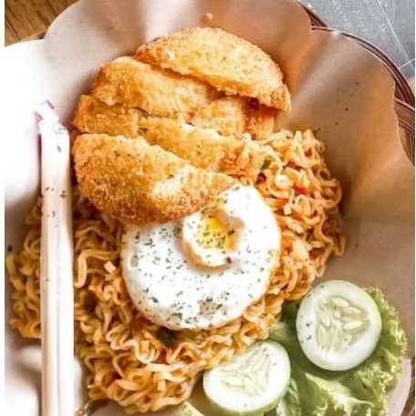 

Indomie lokal dengan ayam katsu dan telur ceplok