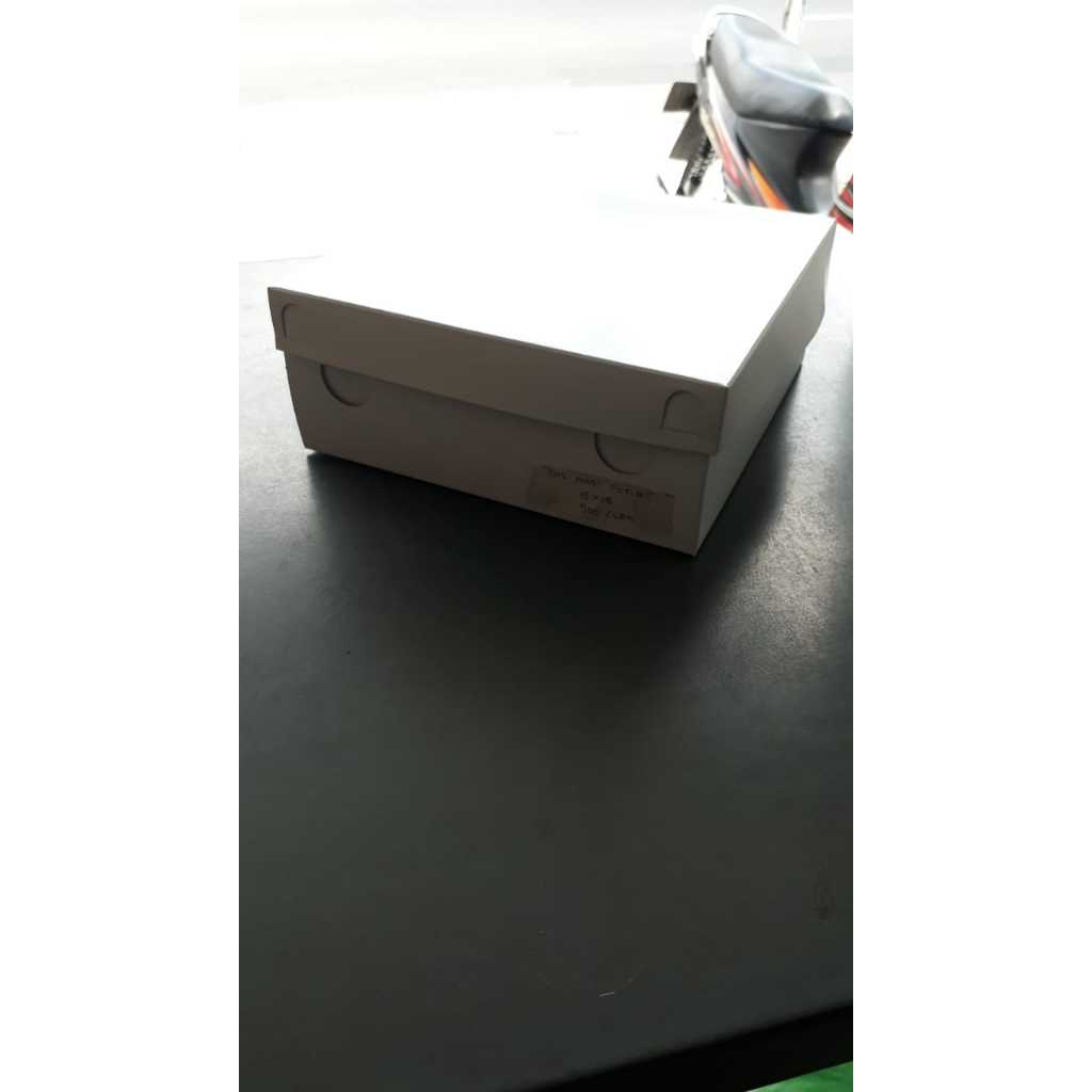 DUS NASI PUTIH SEMI GLOSSY polos tebal 400 gsm ukuran 18x18 tutup pisah dengan kancing per 10 lembar