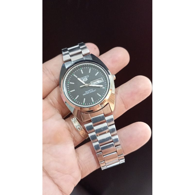 jam tangan pria Seiko 5 dial hitam stainless steel ada tanggal dan hari quartz