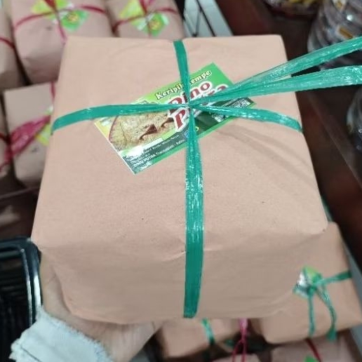 

Besek Kecil Keripik Tempe Dino Putra Khas Tulungagung