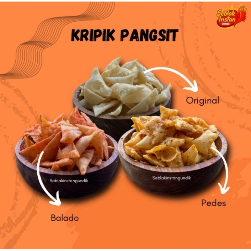 

keripik pangsit 3 rasa nihh, original,balado,sama pedes daun jeruk!