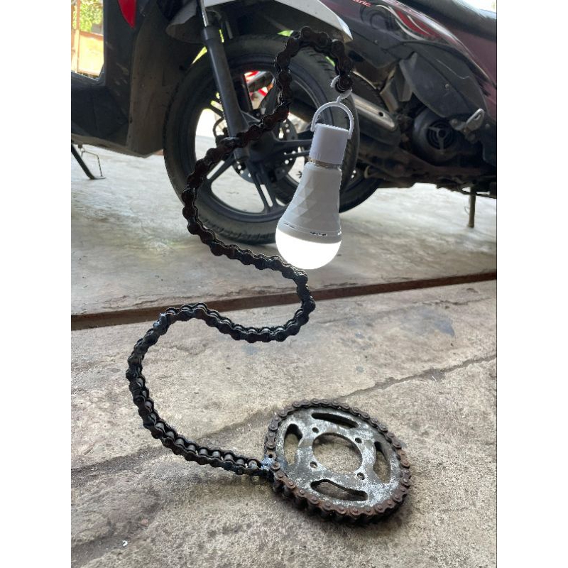 hiasan lampu dari rantai motor