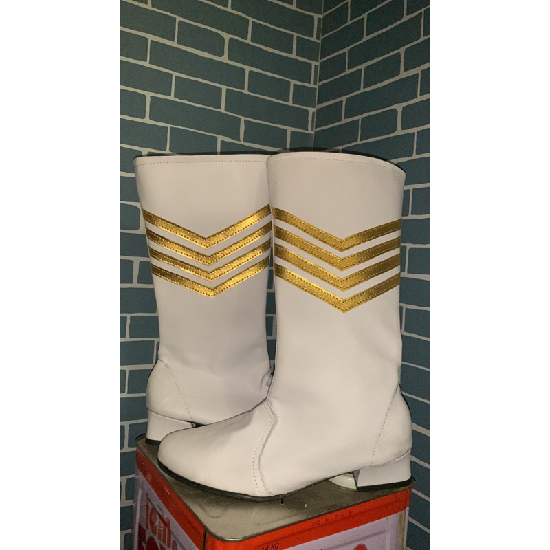 SEPATU MAYORET PUTIH VARIASI LIST GOLD