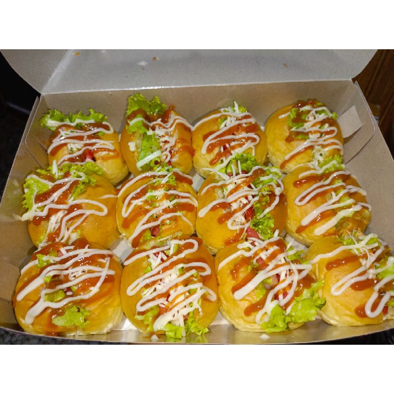 

RB22 roti sosis keju isi 12pcs (sosis, keju, saus, mayonaise,daun selada) , enak lembut fresh siap