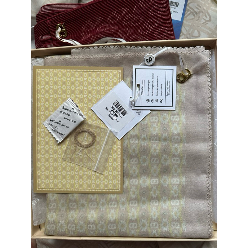 Preloved Buttonscarves IKAT