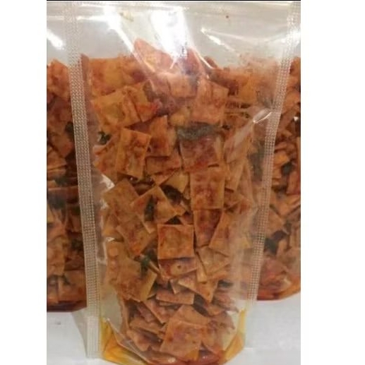 

cemilan kerupuk pangsit pedas daun jeruk 150gr.