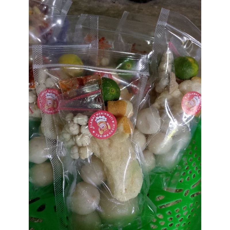 

cilok Aci paket 5 pcs ayam suwir, sesuai dengan porsi isinya yah