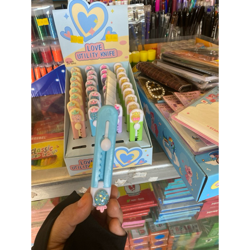 

cutter paket/pisau kecil