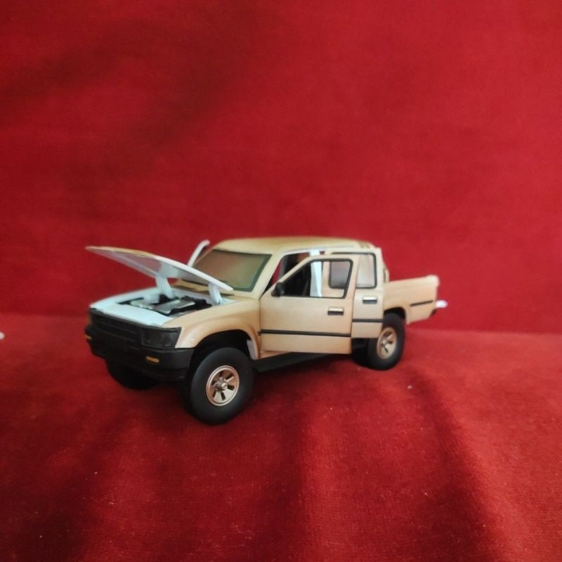 diecast mobil Toyota Hilux pickup