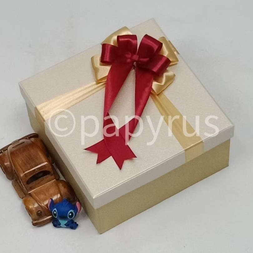 

PAPYRUS Kombinasi 20x20 Tinggi 10cm Kotak Kado Gift Box Hadiah V3