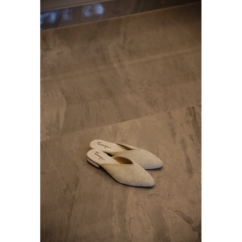 PRELOVED EMYE - Brocade Flat Shoes / Sepatu Mules Wanita