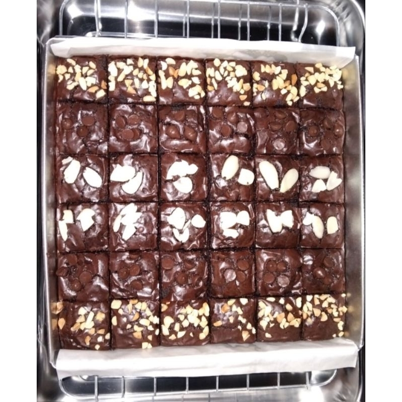 

FUDGY BROWNIES SHINY CRUST