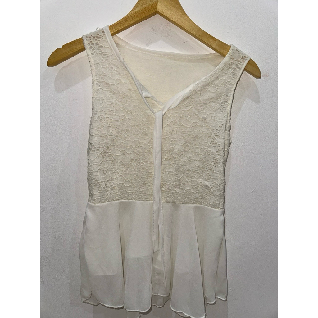 PRELOVED | KUTUNGAN TANK TOP OUTER LACE RENDA WHITE PUTIH