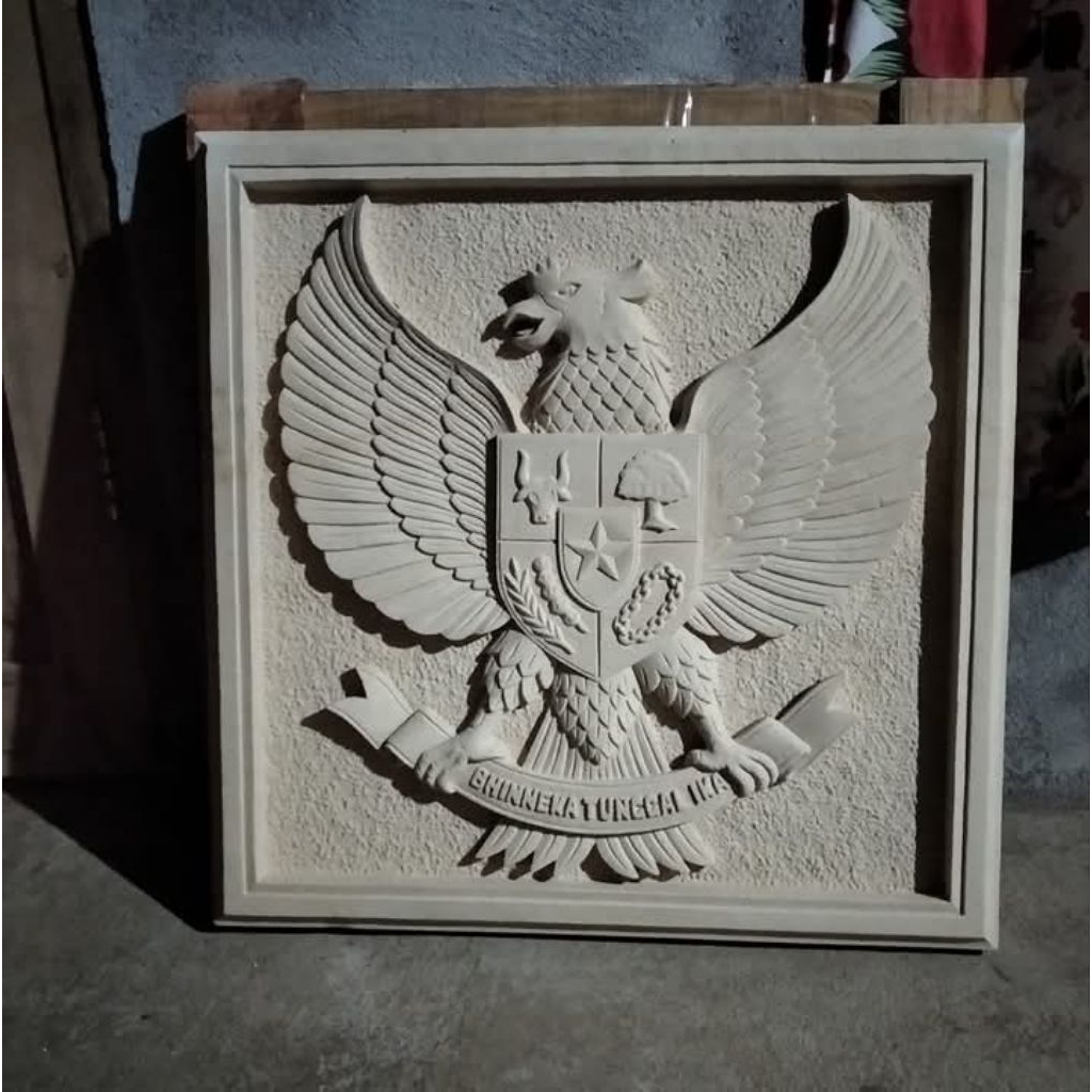ukiran batu alam lambang garuda pancasila