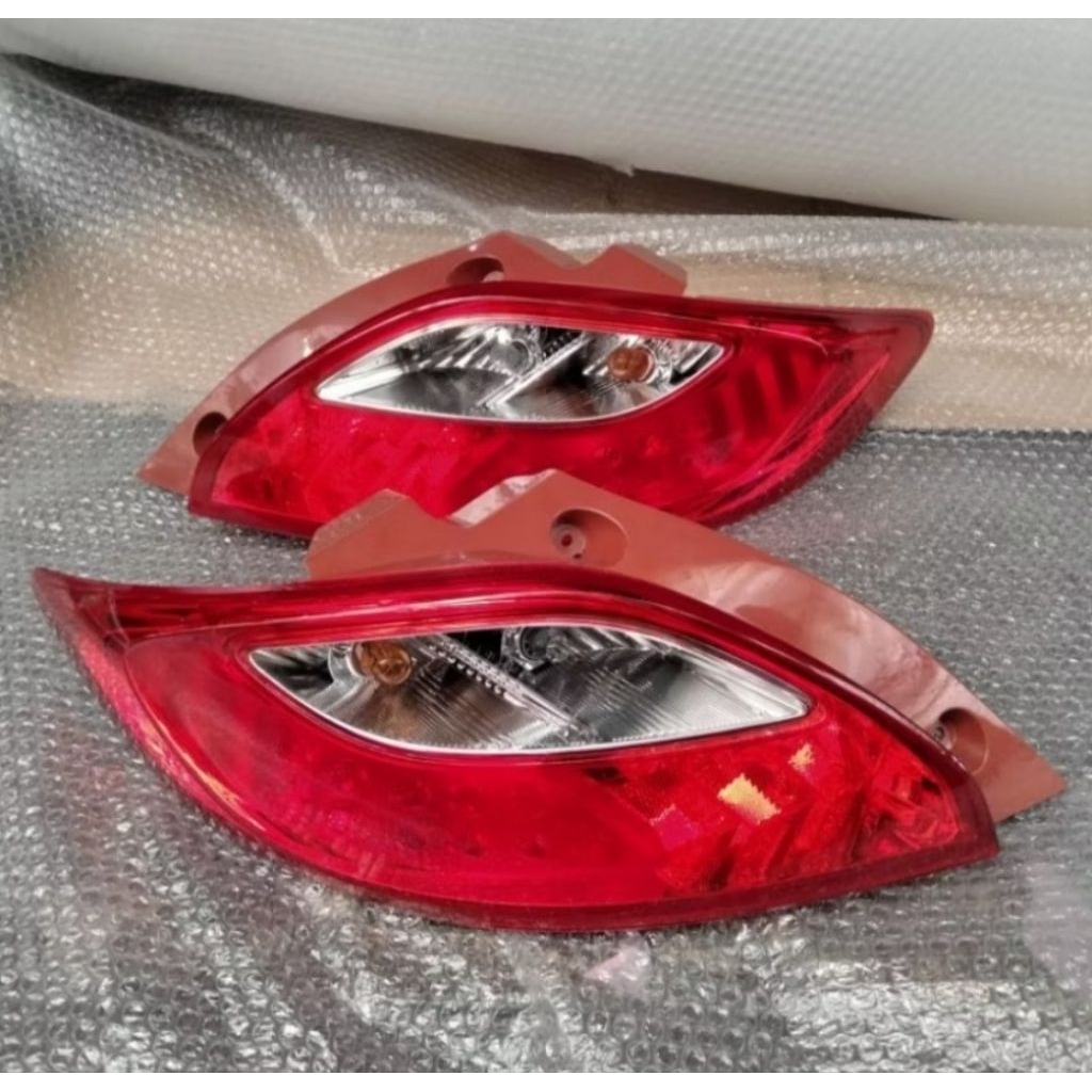 stoplamp lampu belakang mazda 2