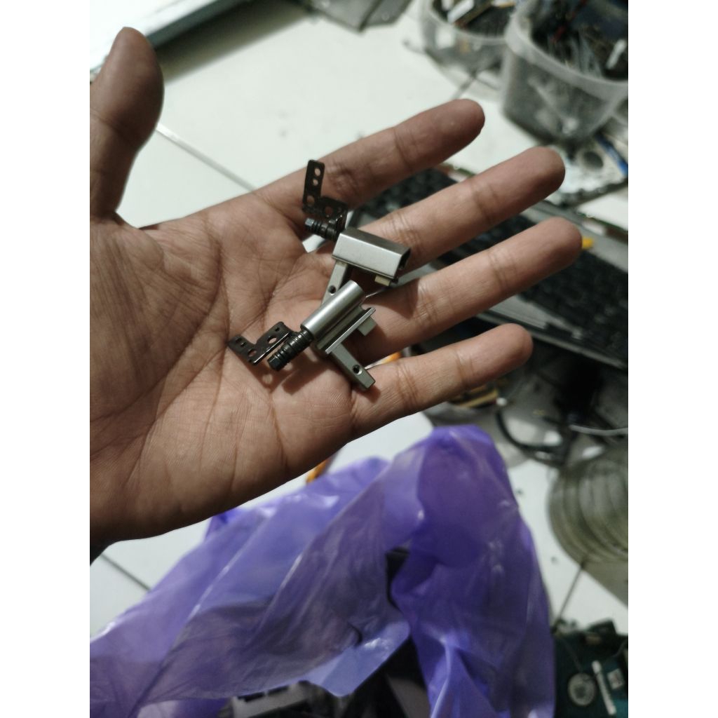 engsel laptop dell latitude e4300 ori