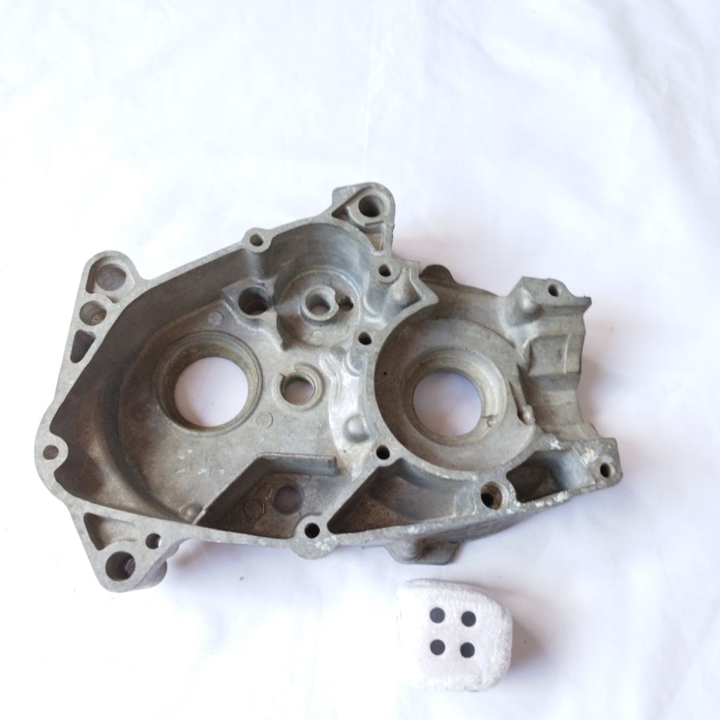 Krengkes crankcase calter  bak blok tengah Yamaha v75 v 75  original Yamaha nos bagian kiri