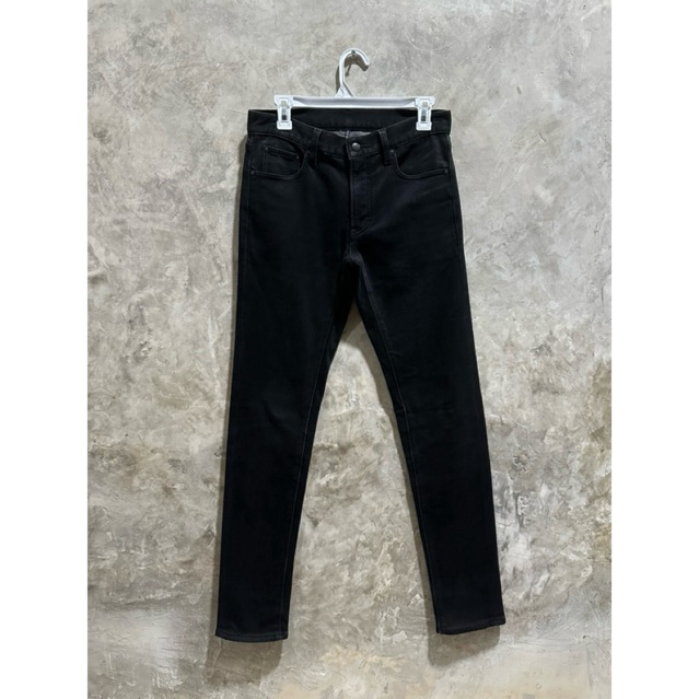 Uniqlo Jeans Hitam Heattech - 28