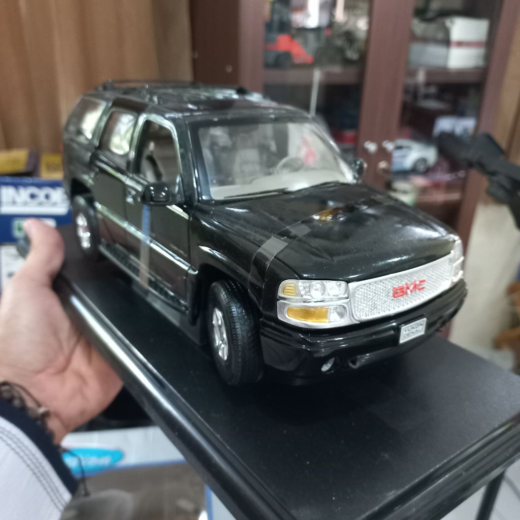 Diecast Skala 18 Welly GMC YUKON DENALI
