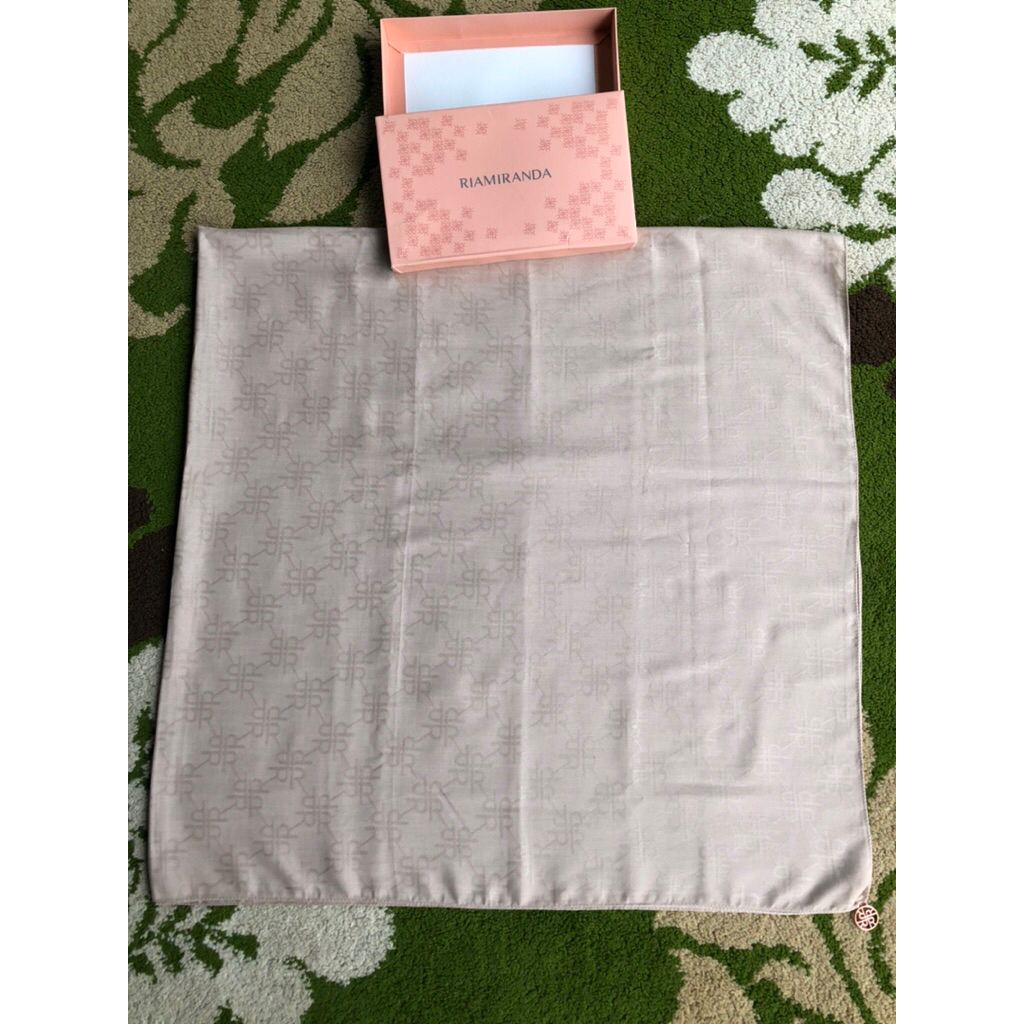 jacquard monogram scraf ria Miranda