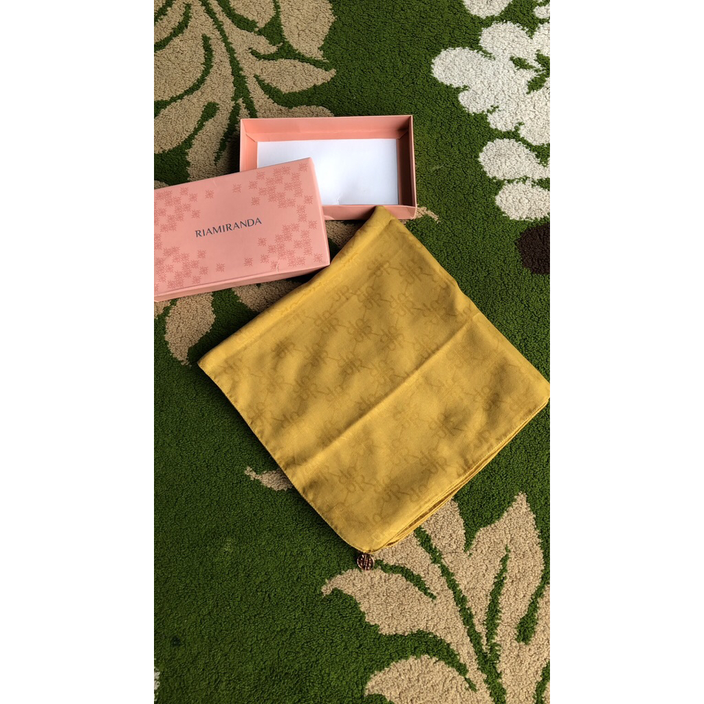 jacquard monogram scraf ria miranda