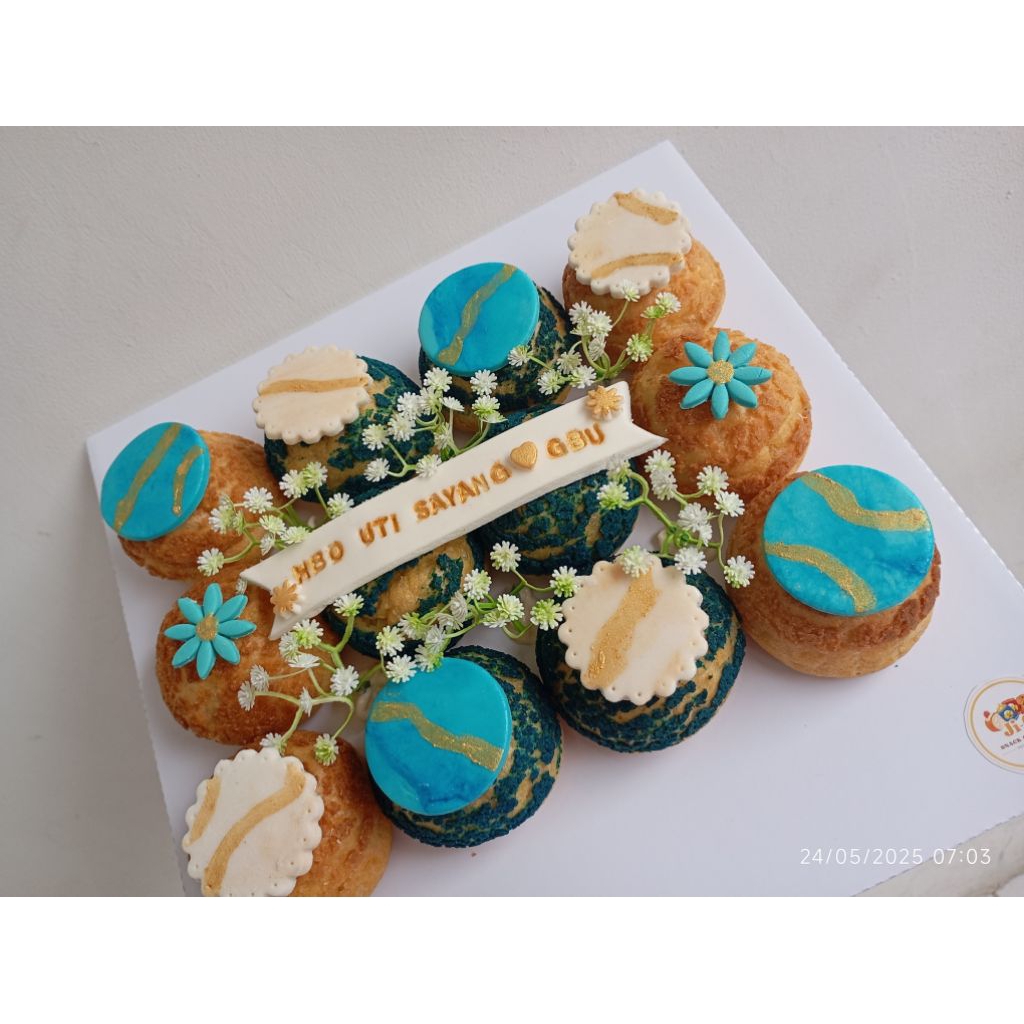 

(12 PCS) CHOUX BIRTHDAY PLATTER BIRTHDAY CAKE