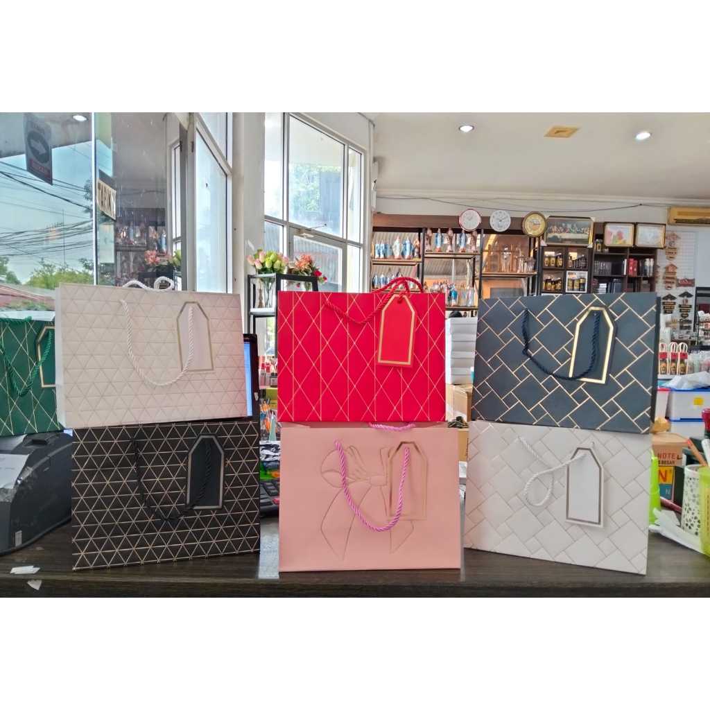 

TAS KERTAS 17.5X23X10 CM TEBAL / PAPER BAG TEBAL 17.5X23X10