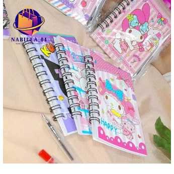 

Buku Binder Sanrio Mini Ukuran A7 FREE 1 Pulpen Kuromi Cinnamoroll / Buku Spiral SANRIO Ukuran Kecil Kertas Bergaris Dapat 1