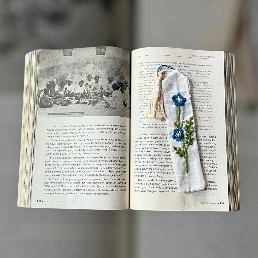 

Bookmark Aestetic Embroidery Flower Handmade | Pembatas Buku Cantik Bunga Biru