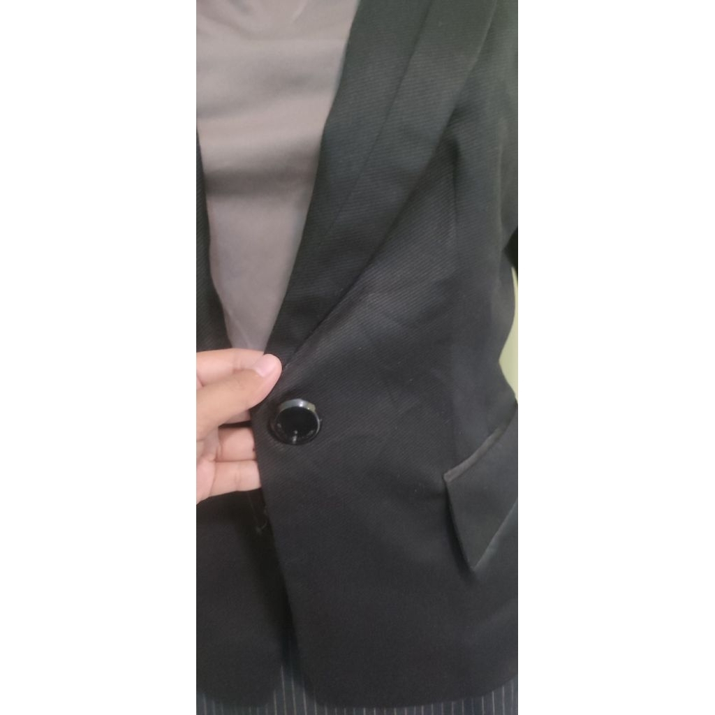 blazer hitam pekat