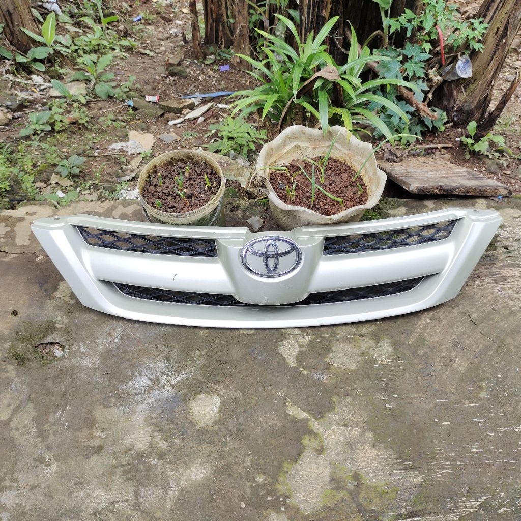 Grill Toyota Kijang Innova 2004-2008 Original