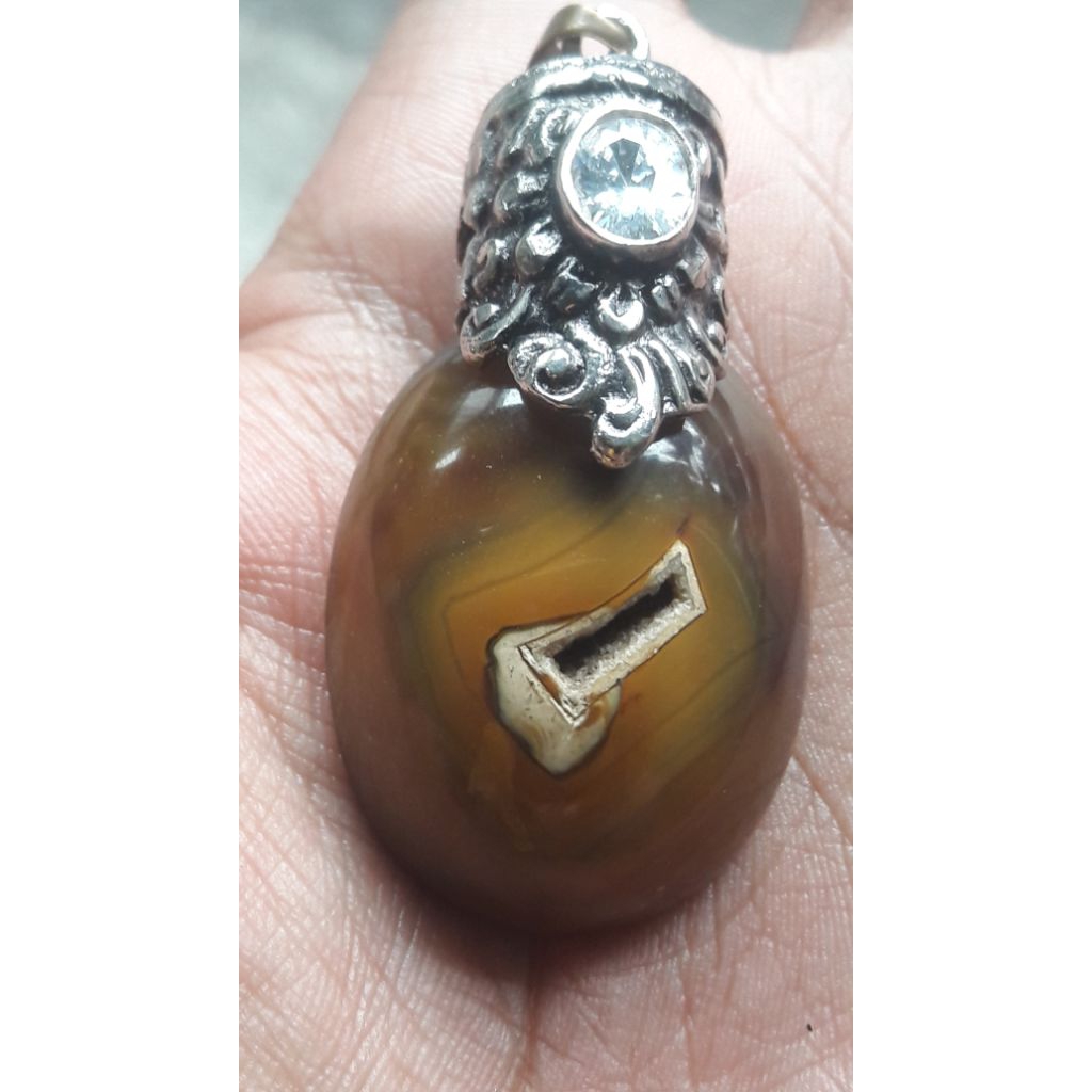 liontin batu combong