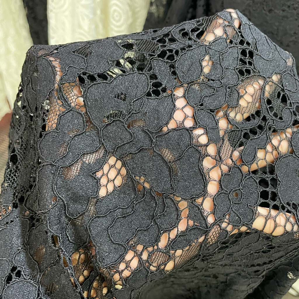 kain semi prada - kain brokat semi prada - kain brokat motif bunga premium - kain brokat warna hitam