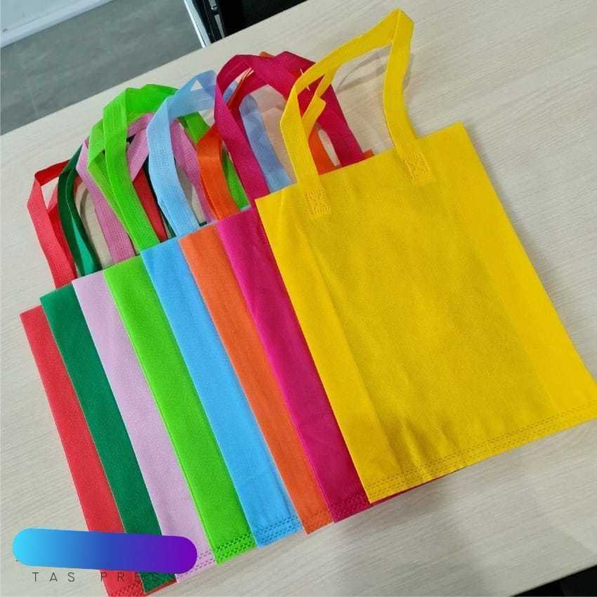 

Spunbond / Tas HLS 30x40 65gsm / Tas Spunbond Polos Totebag Handle Lipat Samping / Harga Lusinan