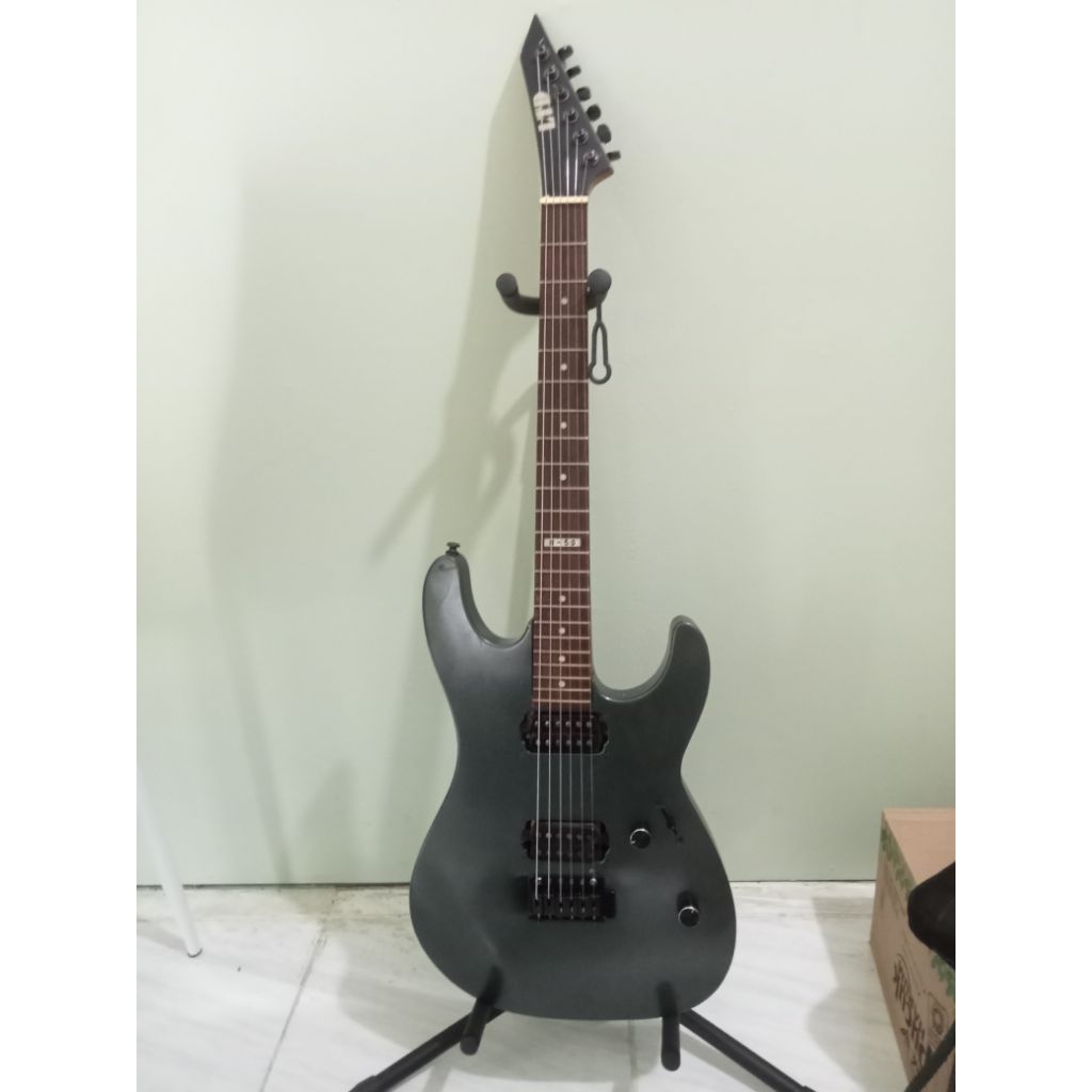 OLSHOP BANJARMASIN - gitar elektrik ESP LTD M-50 kondisi oke siap pakai aman semua