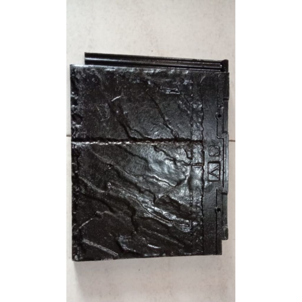 Genteng beton cisangkan gurat batu