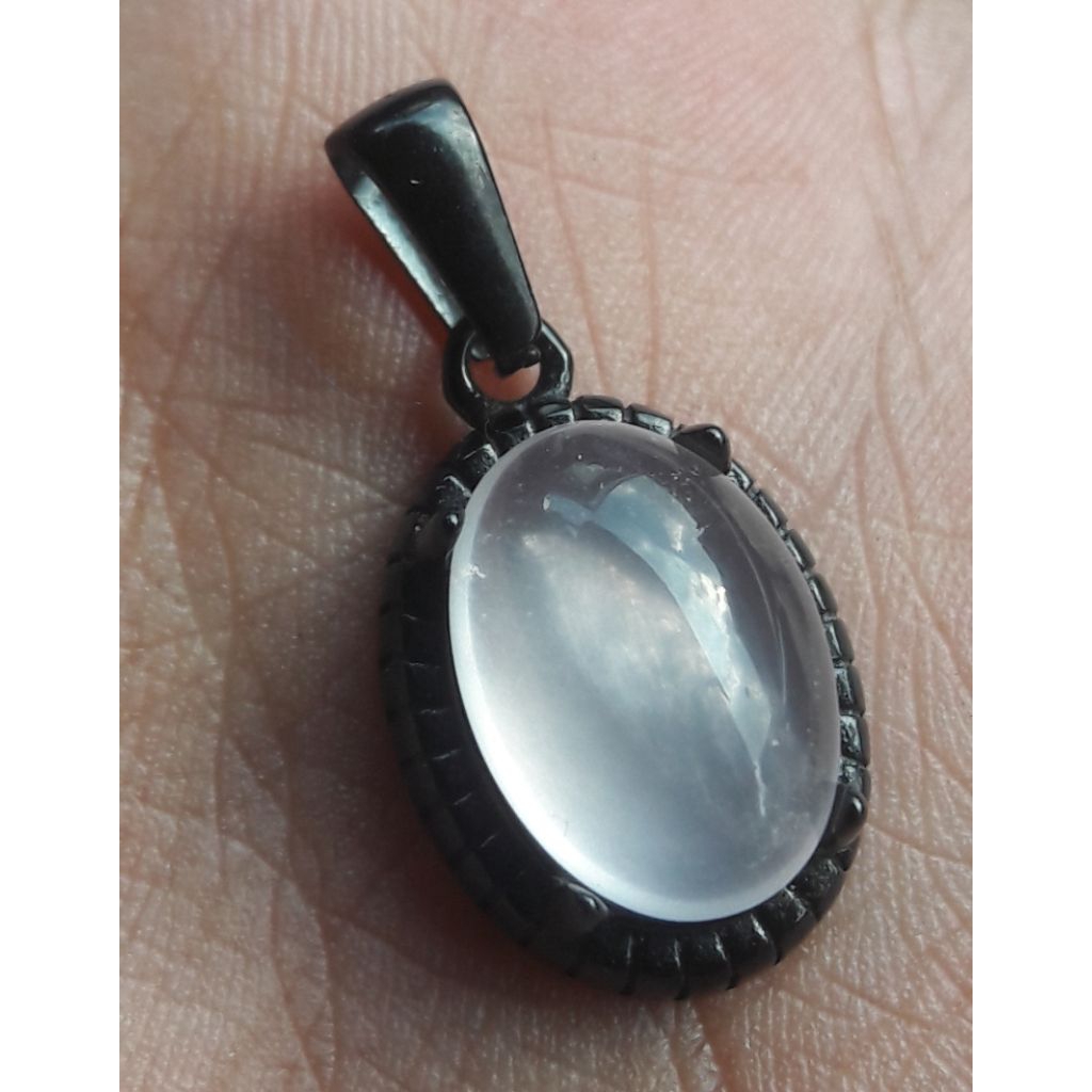 liontin batu kristal Quartz