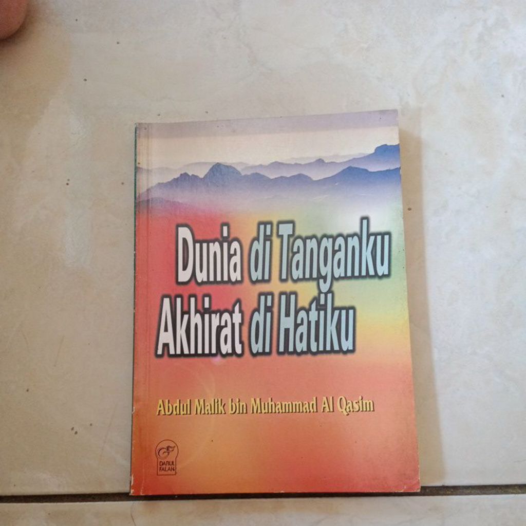buku dunia di tanganku akhirat di hatiku