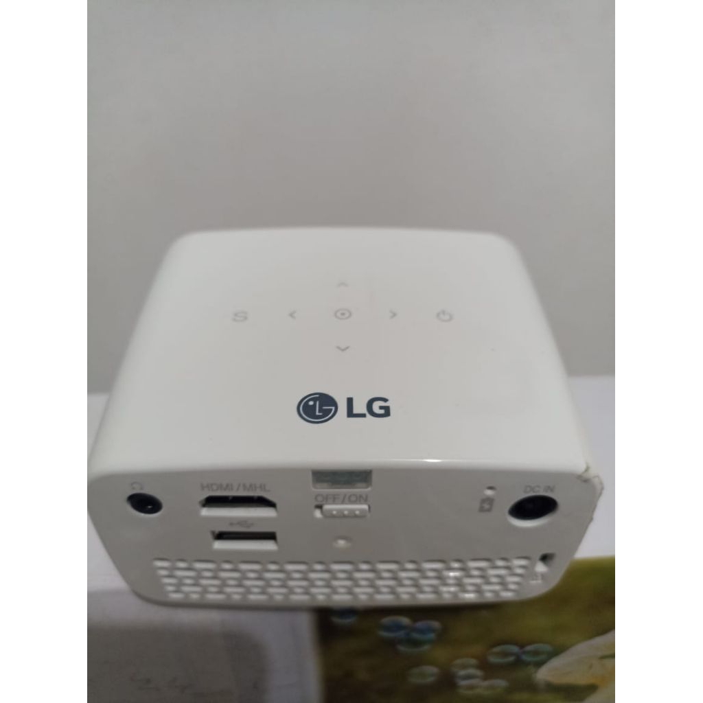 Projector LG Minibeam PH300-GL dan Layar Projector Letaec