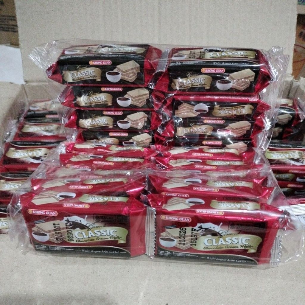 

CLASSIC WAFER DENGAN KRIM COKELAT 1 pack isi 10 pcs