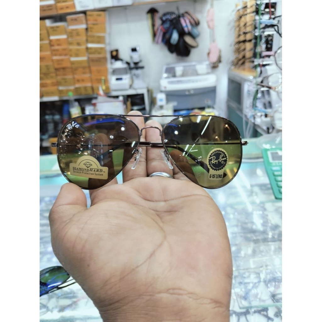 kacamata RAY-BAN terbuat dari kaca asli